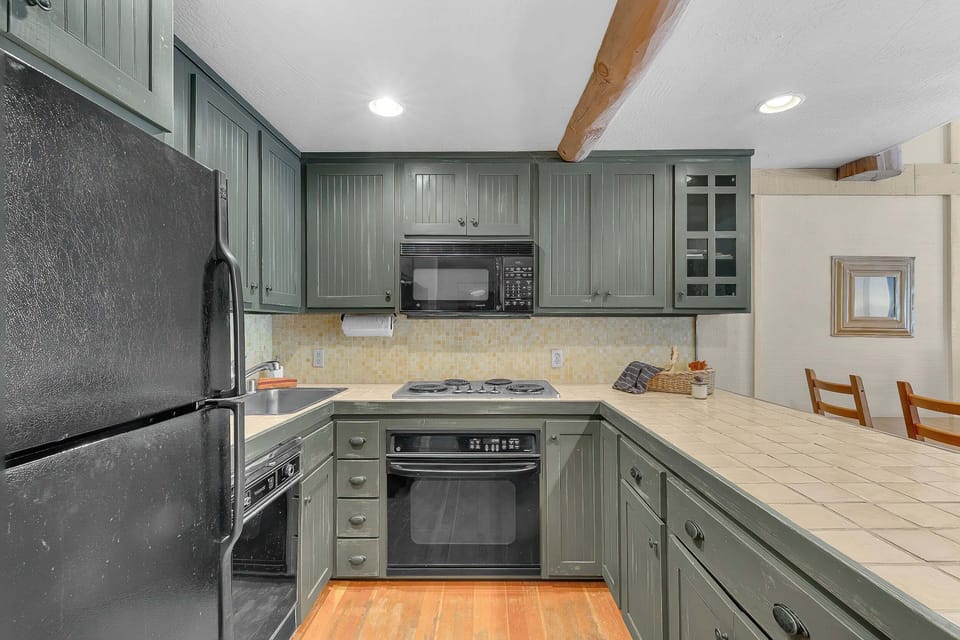 Condo, 2 Bedrooms | Private kitchen | Fridge, oven, coffee/tea maker, toaster