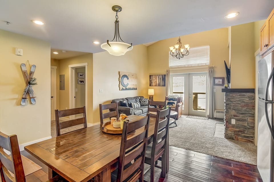 Condo, 2 Bedrooms | Dining