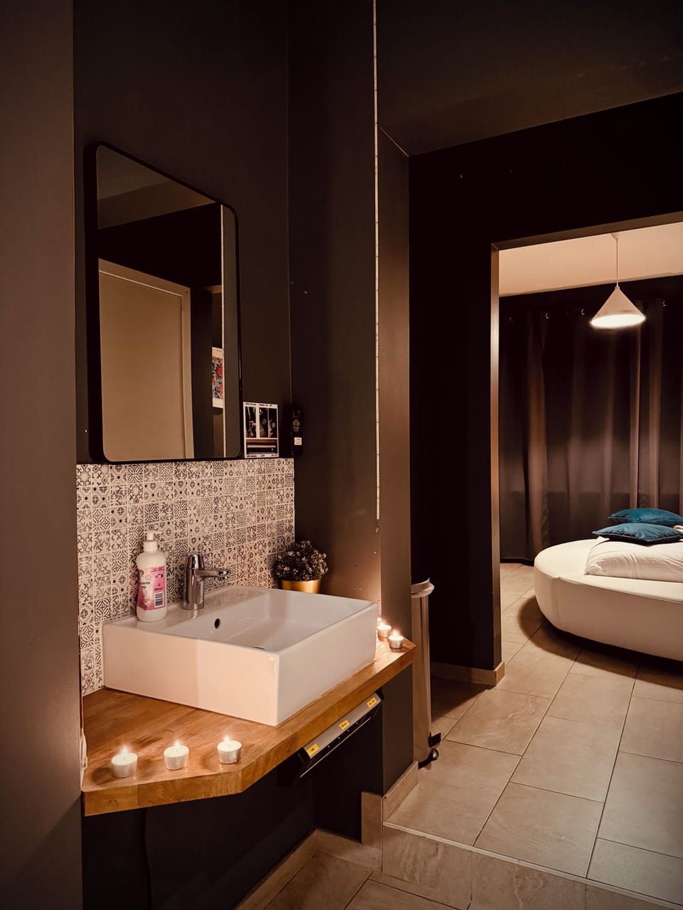 Premium Studio Suite | Bathroom | Hair dryer, towels, shampoo, toilet paper