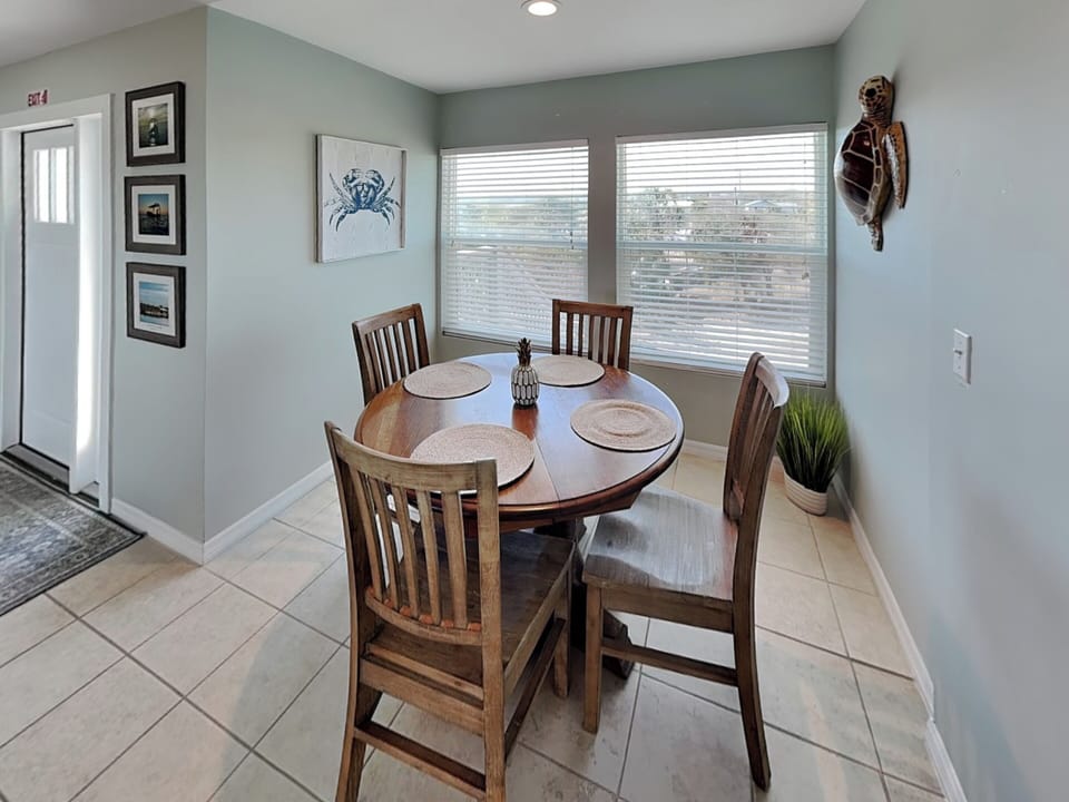 Breakfast Nook - Seating for 4