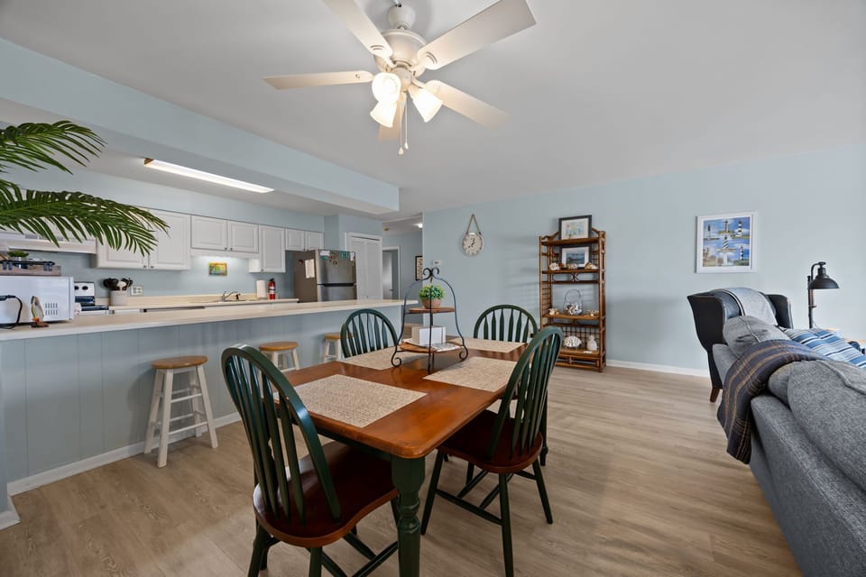 Breakfast bar and dining table for 4