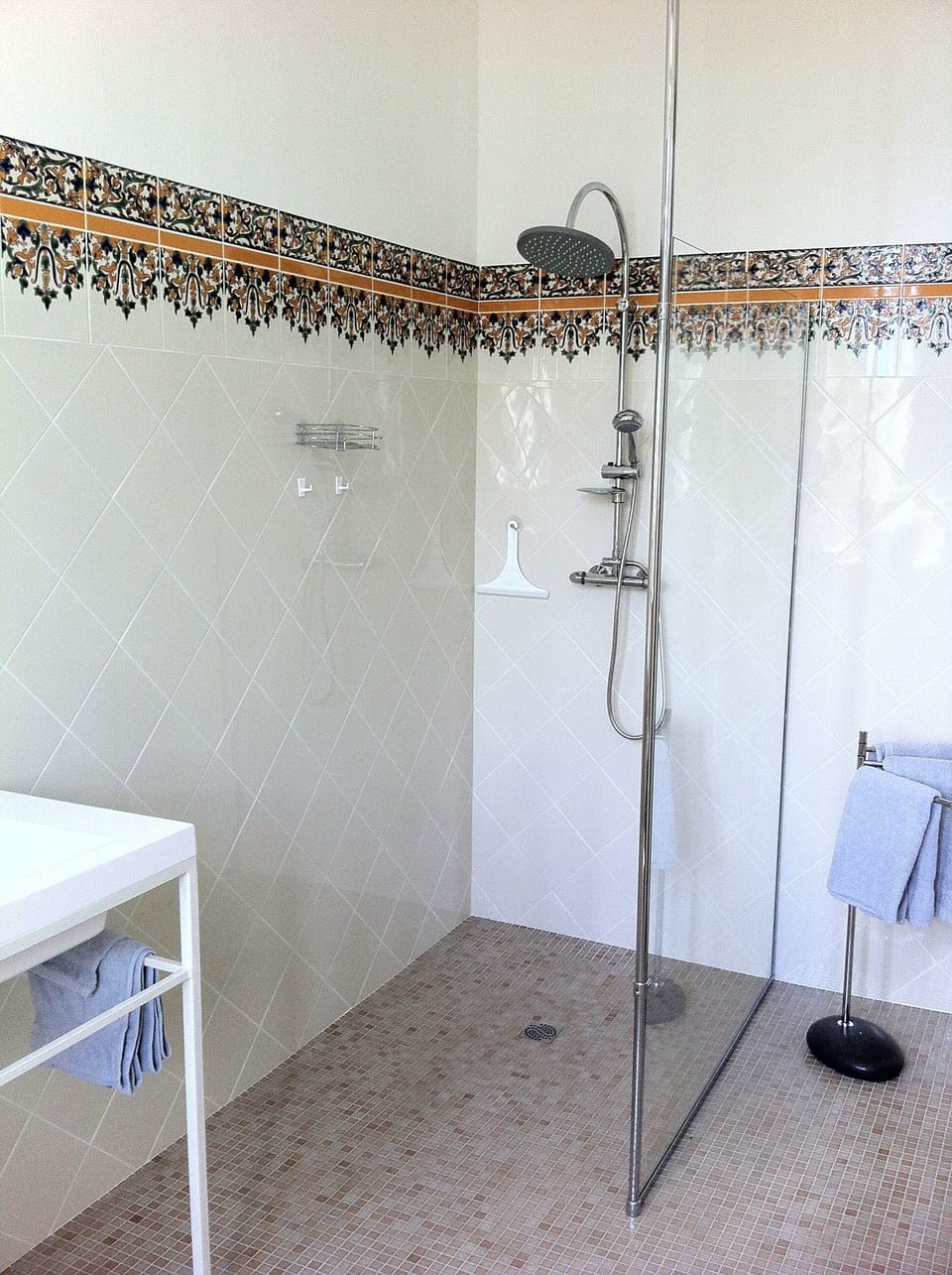 Deluxe Suite, 1 King Bed, Private Bathroom, Garden View | Bathroom | Shower, rainfall showerhead, free toiletries, hair dryer