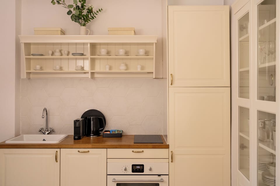 Deluxe Apartment, 2 Bedrooms | Private kitchenette | Fridge, oven, stovetop, dishwasher