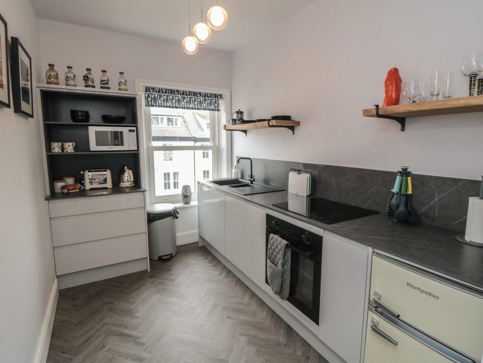 Cottage | Private kitchen | Fridge, microwave, dishwasher, toaster