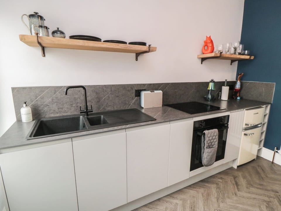 Cottage | Private kitchen | Fridge, microwave, dishwasher, toaster