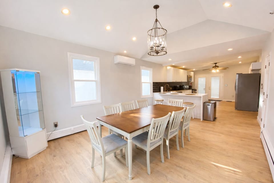 Dinning room. Seating for 8.
