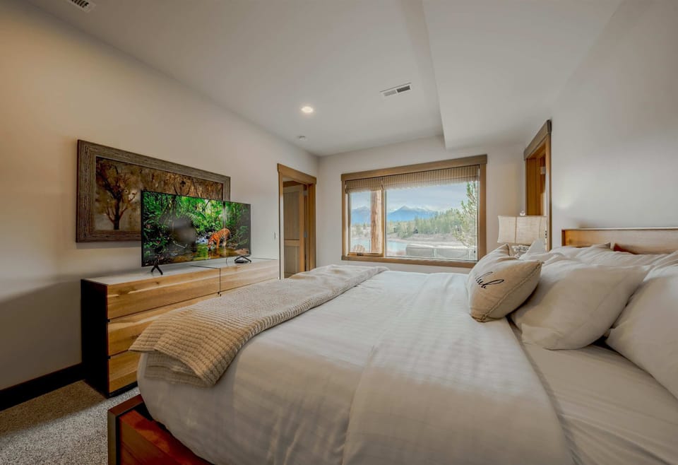 Bedroom 3 with king bed, Smart TV, and ensuite 