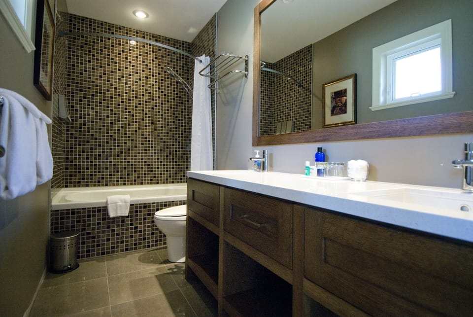 Junior Suite bathroom with tub/shower & double sink