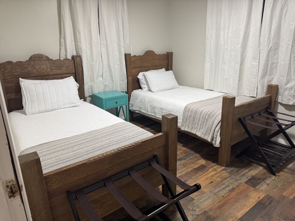 Guest bedroom - Twin Beds