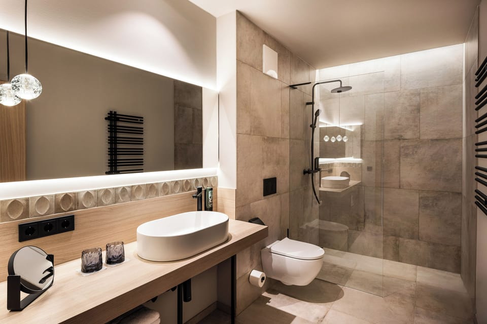 Deluxe Studio, Balcony, Garden View | Bathroom | Shower, free toiletries, hair dryer, towels