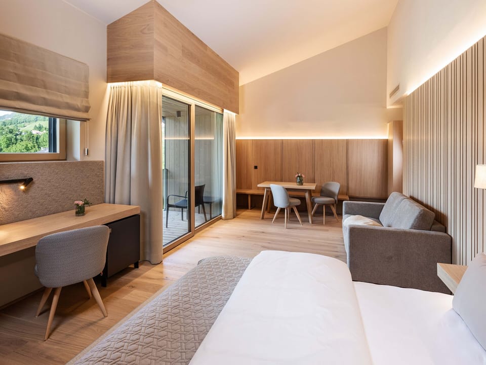 Premium bedding, in-room safe, blackout drapes, soundproofing