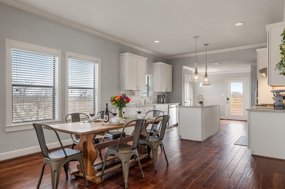 Dining area for 6
