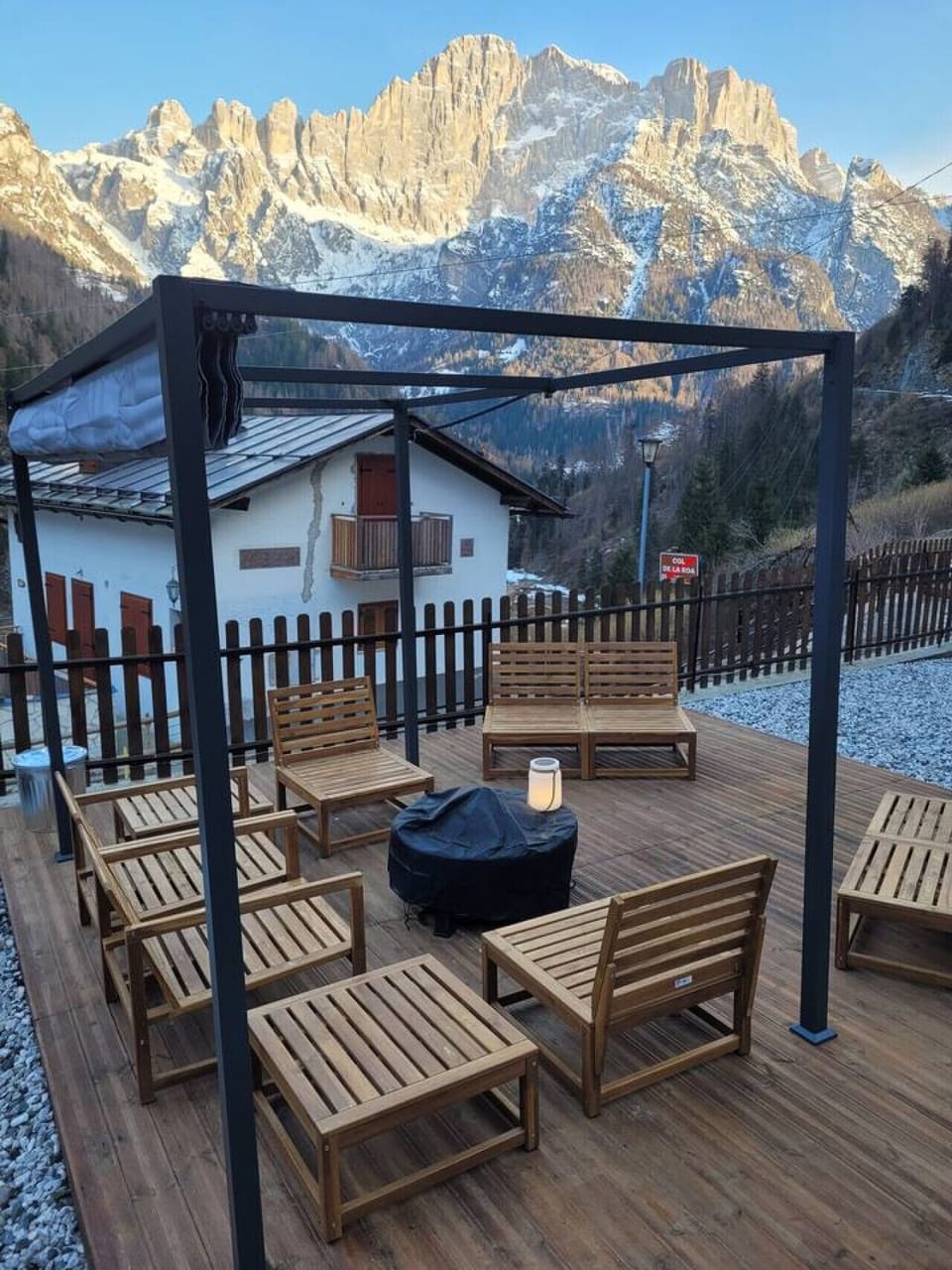 Giardino con barbecue