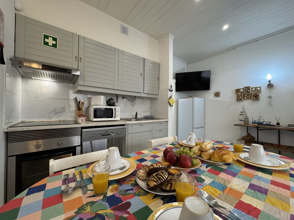 Microwave, dishwasher, coffee/tea maker
