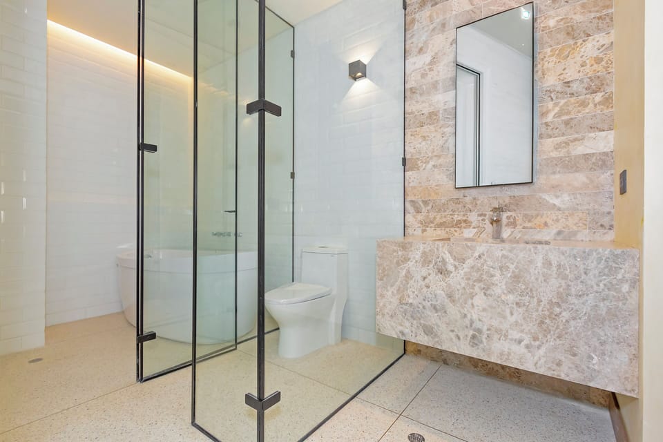 Comfort Double Room | Bathroom | Hair dryer, towels, soap, shampoo
