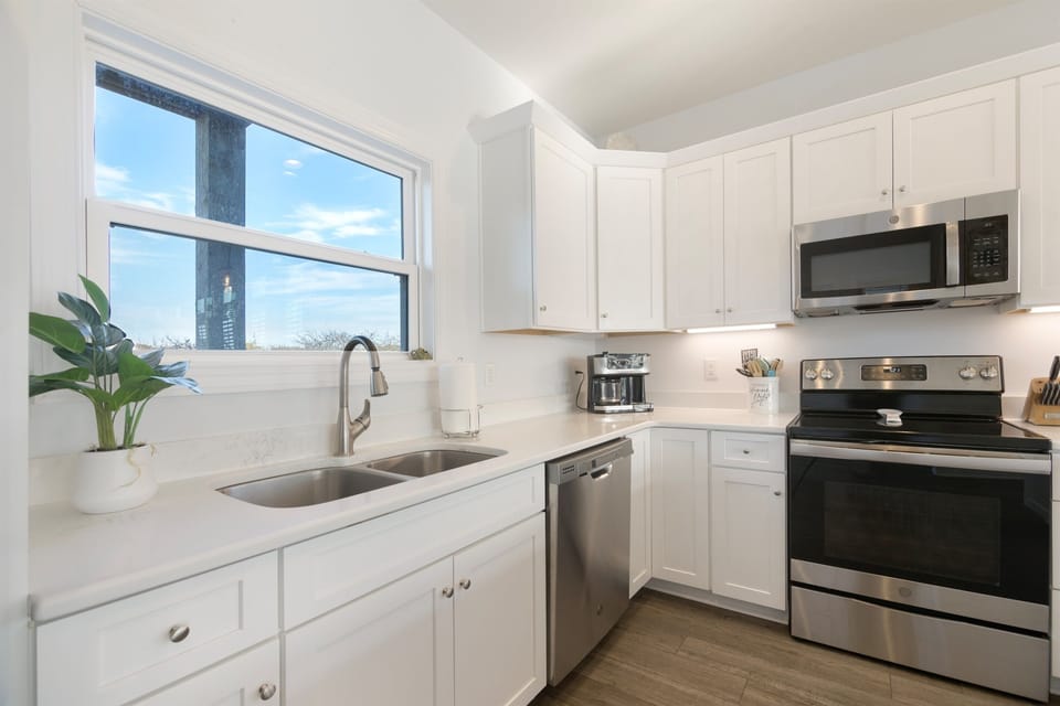 Enjoy cooking in this sleek & stylish kitchen with updated appliances