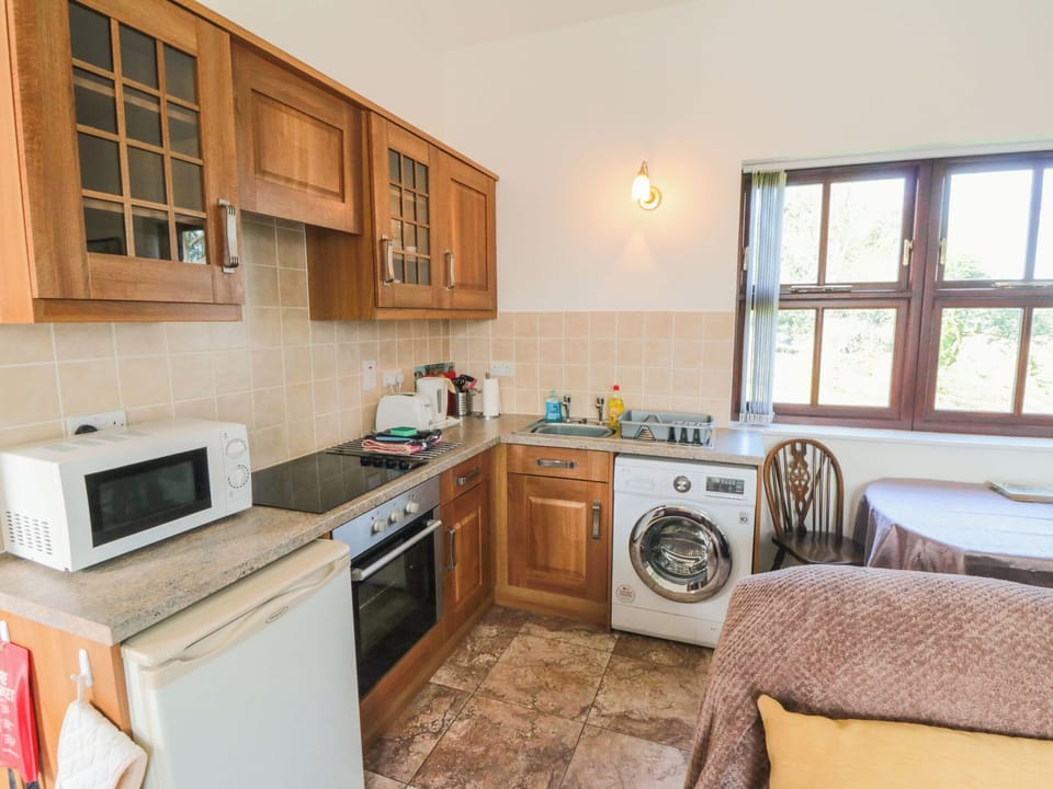 Fridge, cookware/dishes/utensils