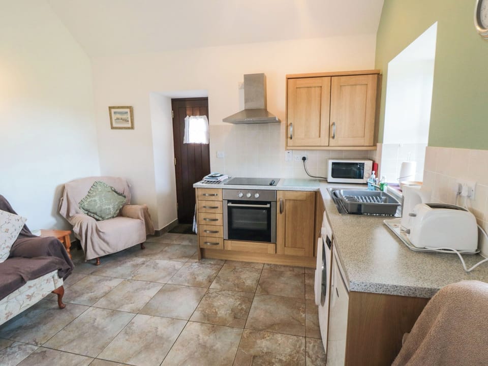 Fridge, cookware/dishes/utensils