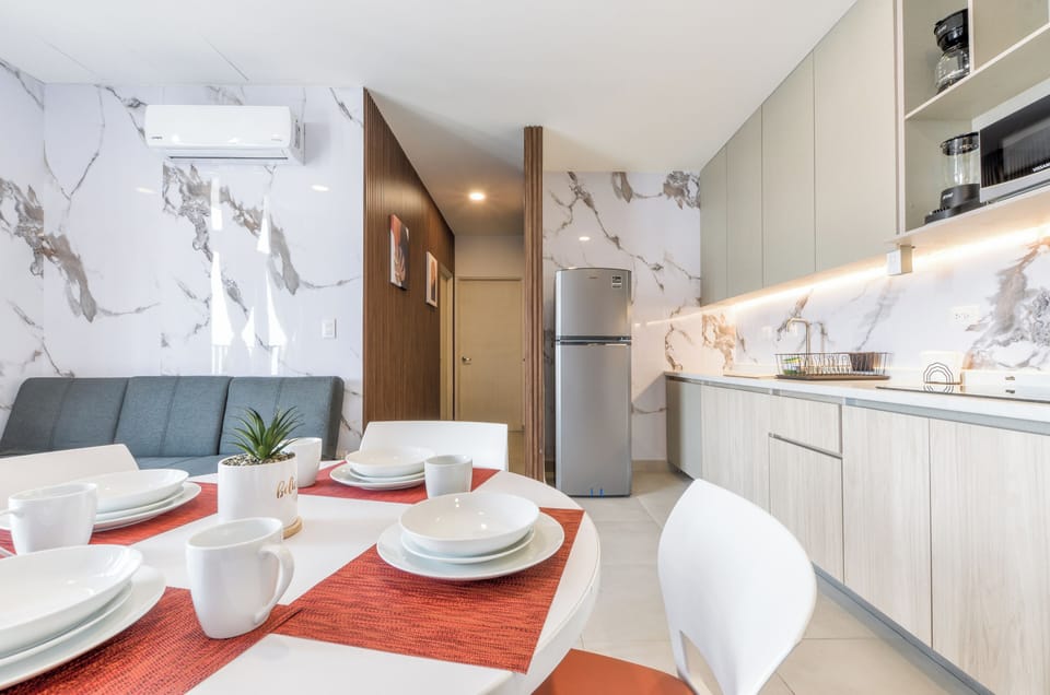 Deluxe Suite, City View | Dining room