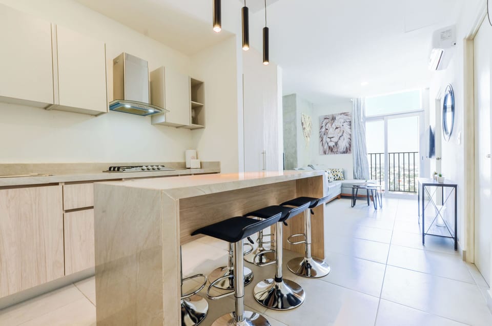 Classic Suite, City View | Dining room