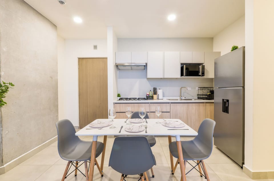 Executive Suite, City View | Dining room