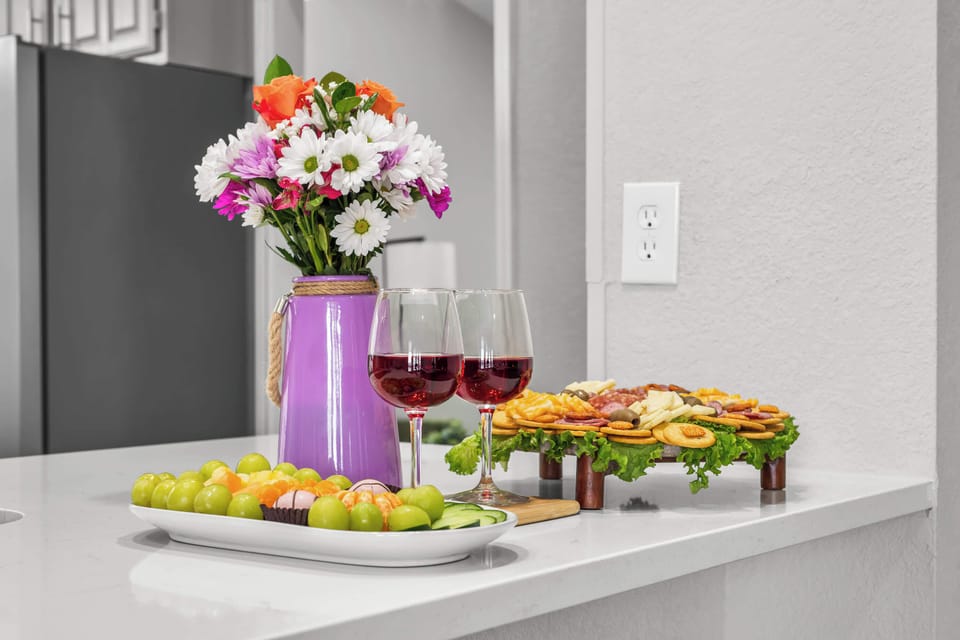 Perfect for enjoying a beautiful evening. Please note that the fruit, wine and charcutery are not provided with the reservation. 