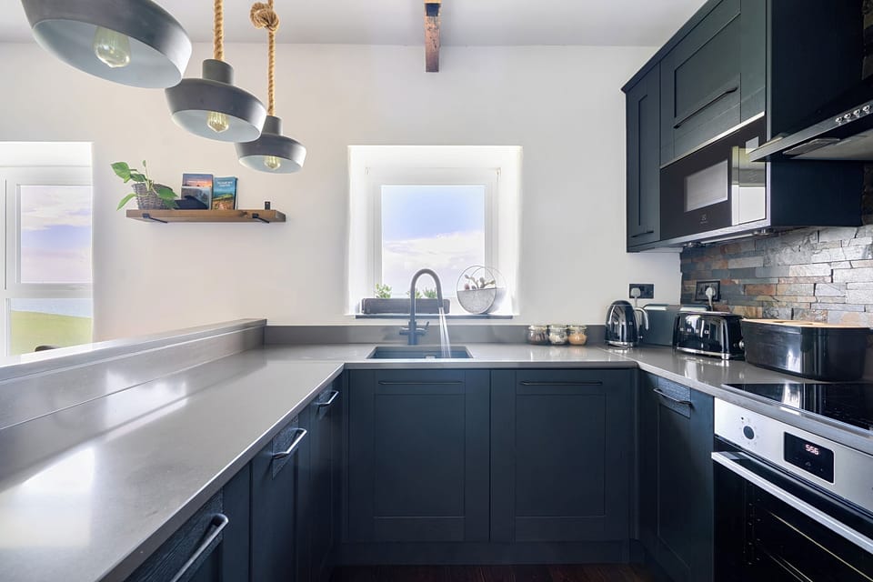 Cottage | Private kitchen | Dishwasher, cookware/dishes/utensils