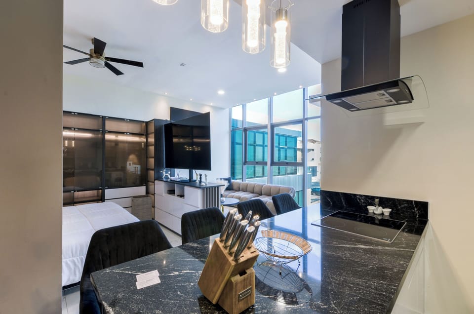 Deluxe Studio, City View | Dining room
