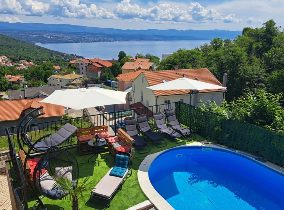 House (Five Bedroom Holiday Home With Pool) | Outdoor pool