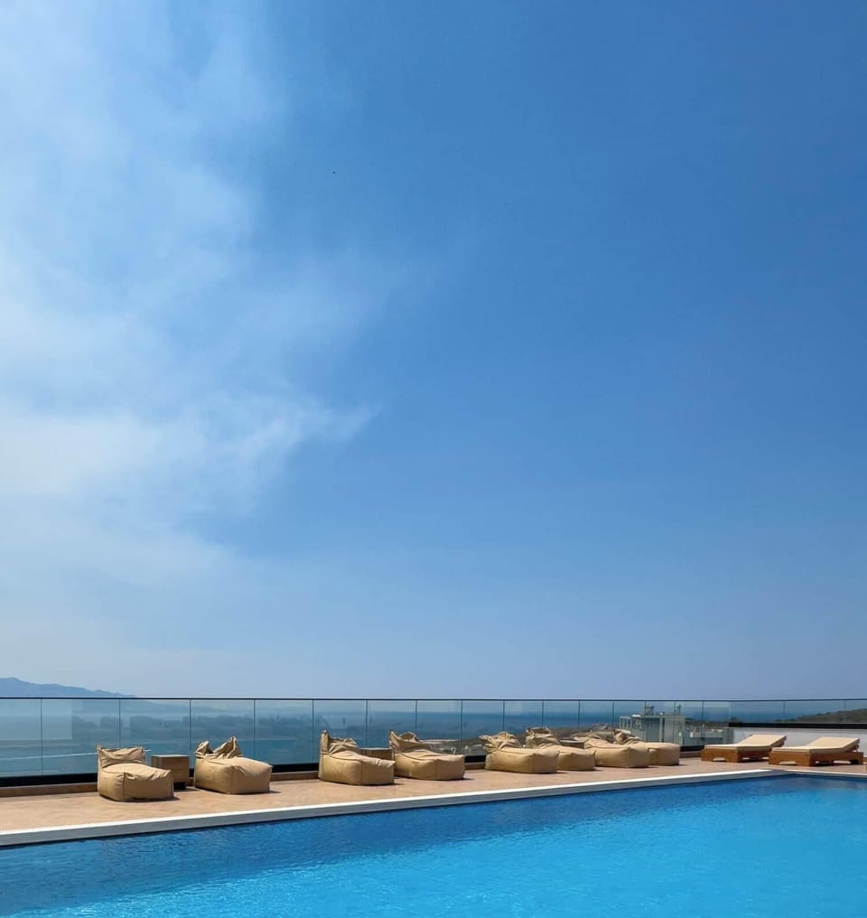 Rooftop Pool & Bar