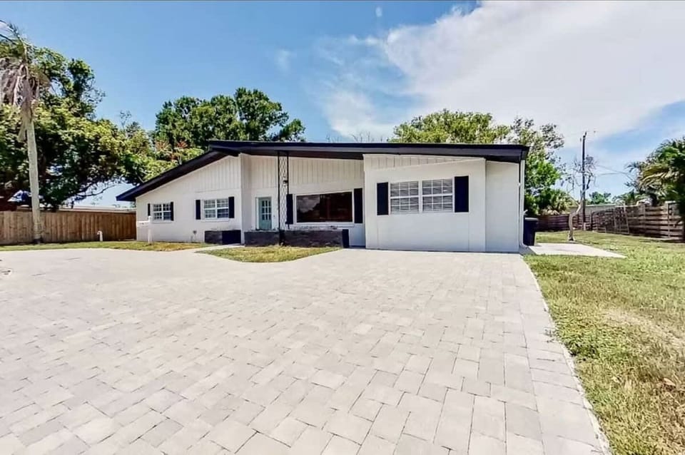 Quiet residential setting close to beaches, shops, and downtown attractions.