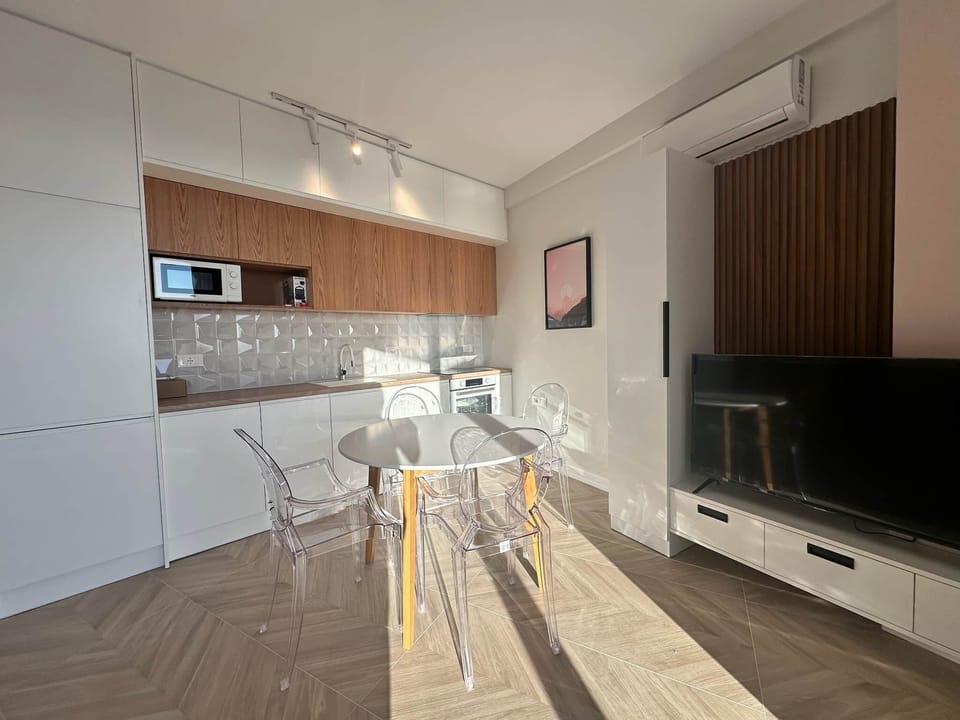 Kitchen, dining table 