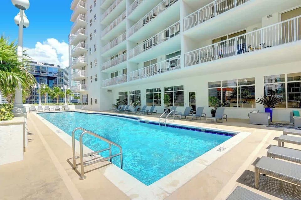 Resort-style pool & hot tub