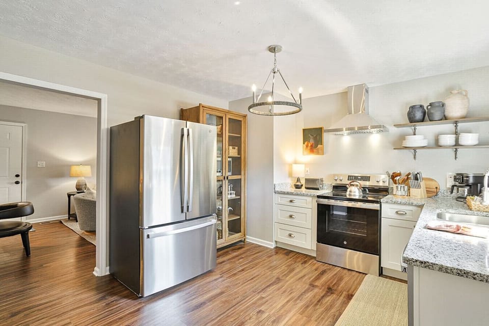 Gourmet Kitchen: Cook up your favorite meals in this modern, fully-equipped culinary haven!
