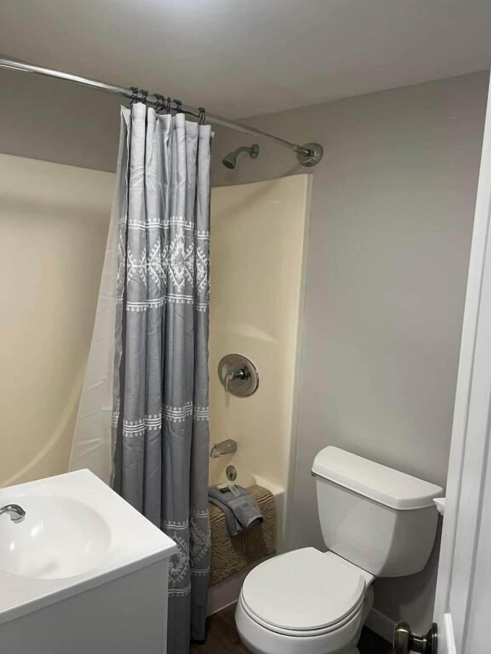 Combined shower/tub, free toiletries, hair dryer, towels