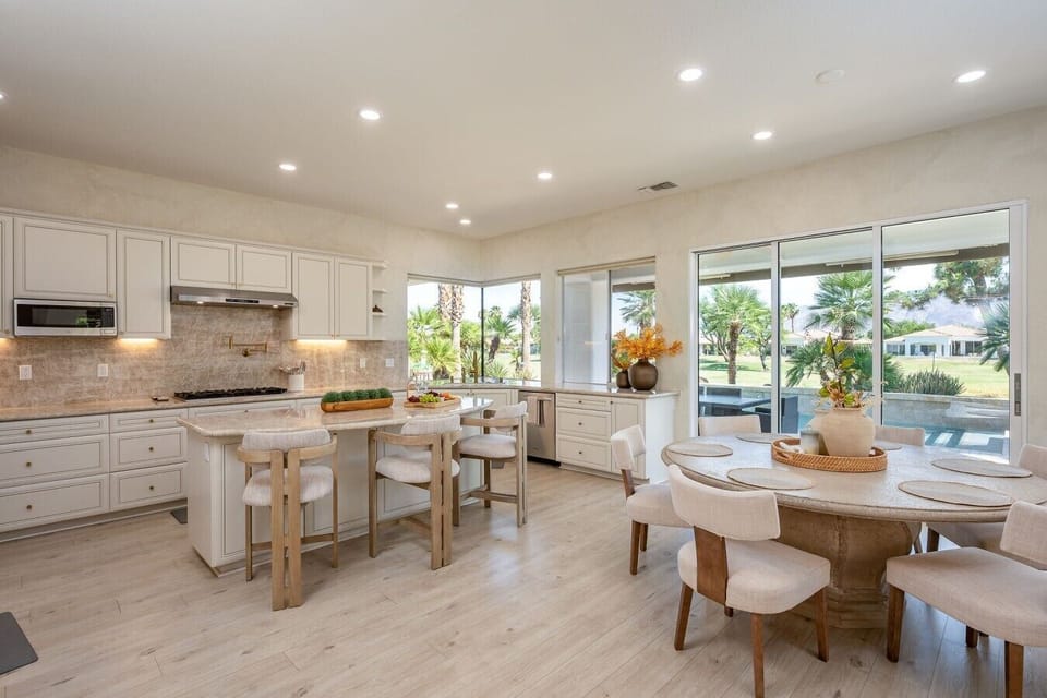 Fully Stocked Kitchen: Stainless steel appliances, 6-person kitchen nook table, 3 bar stools