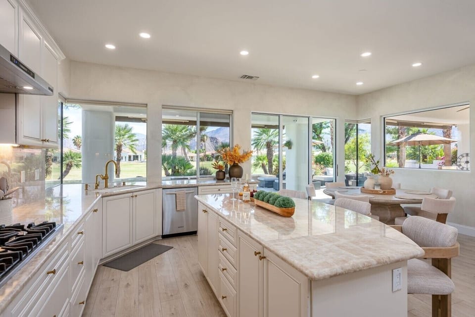 Fully Stocked Kitchen: Stainless steel appliances, 6-person kitchen nook table, 3 bar stools