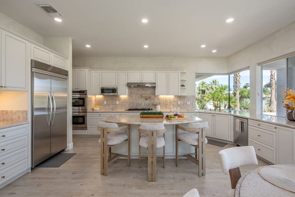 Fully Stocked Kitchen: Stainless steel appliances, 6-person kitchen nook table, 3 bar stools