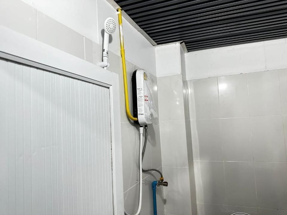 Basic Single Room, Balcony, City View | Bathroom | Shower, towels, soap, shampoo