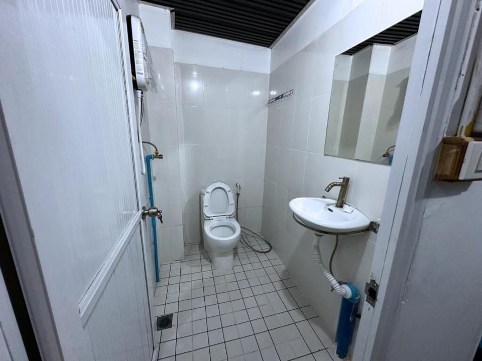 Basic Single Room, Balcony, City View | Bathroom | Shower, towels, soap, shampoo
