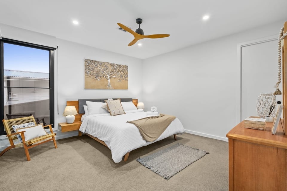 Main Bedroom with Ensuite and Walk In Robe