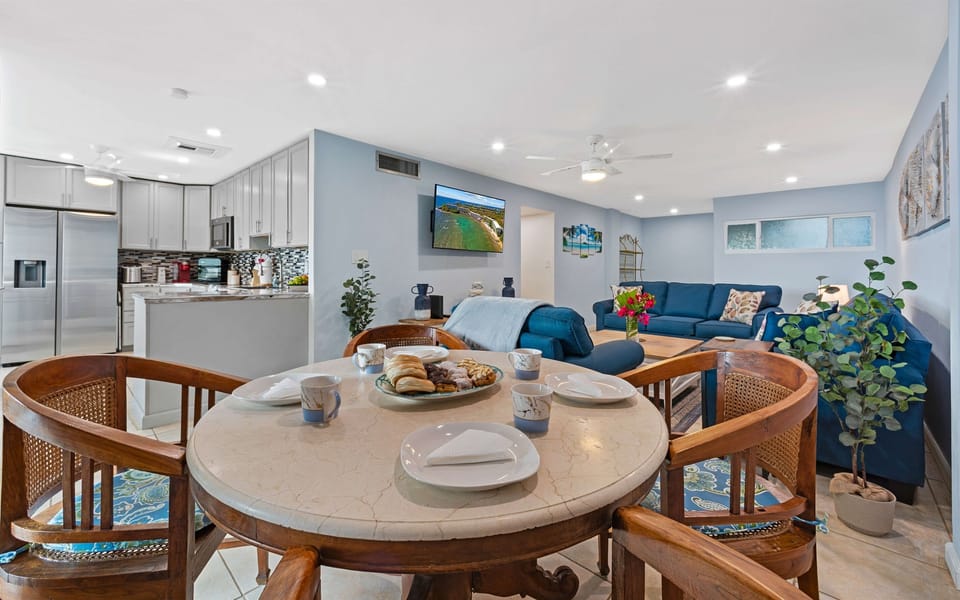 Table for 6 in the dining room
