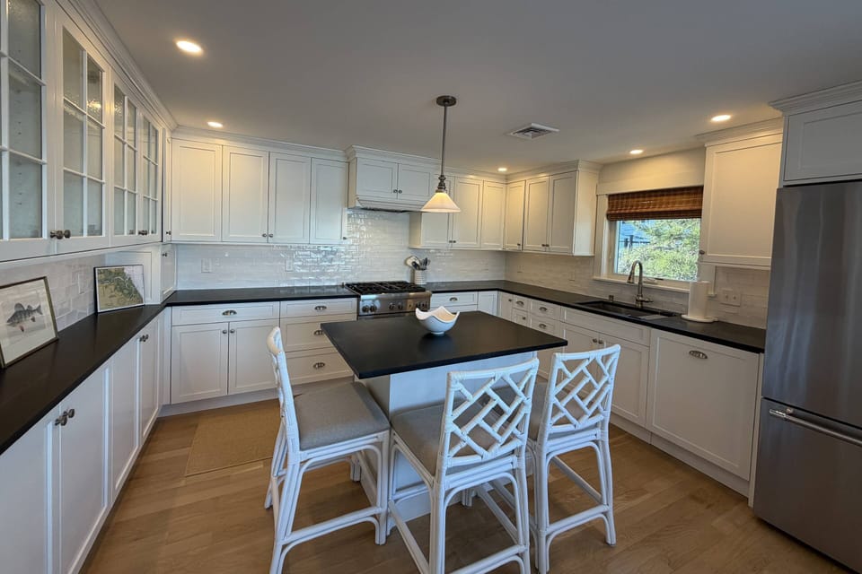 Fully equipped kitchen with island seating and dishwasher
