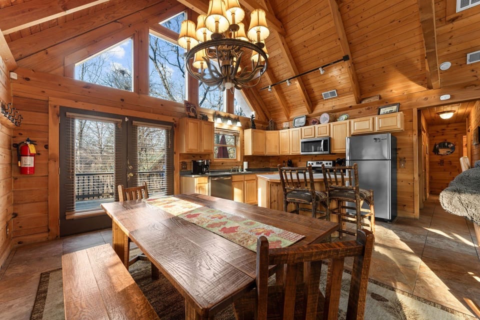 Fully Equipped Kitchen and Dining Room