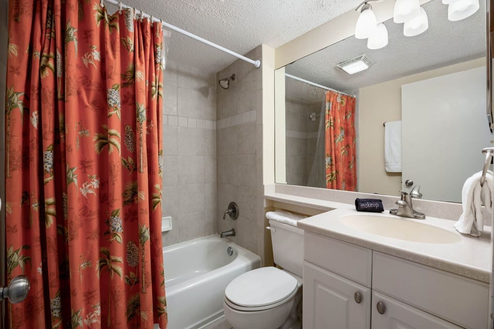 Second level hall bathroom with tub & shower combo
