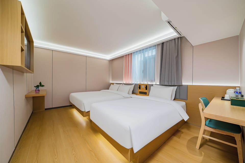 Grand Triple Room | In-room safe, laptop workspace, blackout drapes, soundproofing