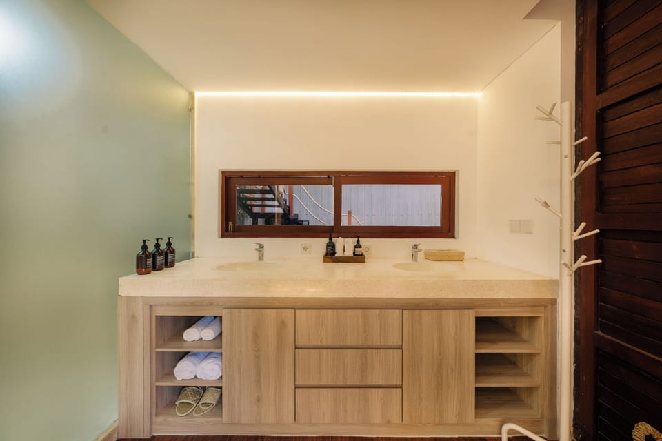 Superior Apartment, 1 Queen Bed, Non Smoking, Air conditioning | Bathroom | Hair dryer, bidet, towels, soap