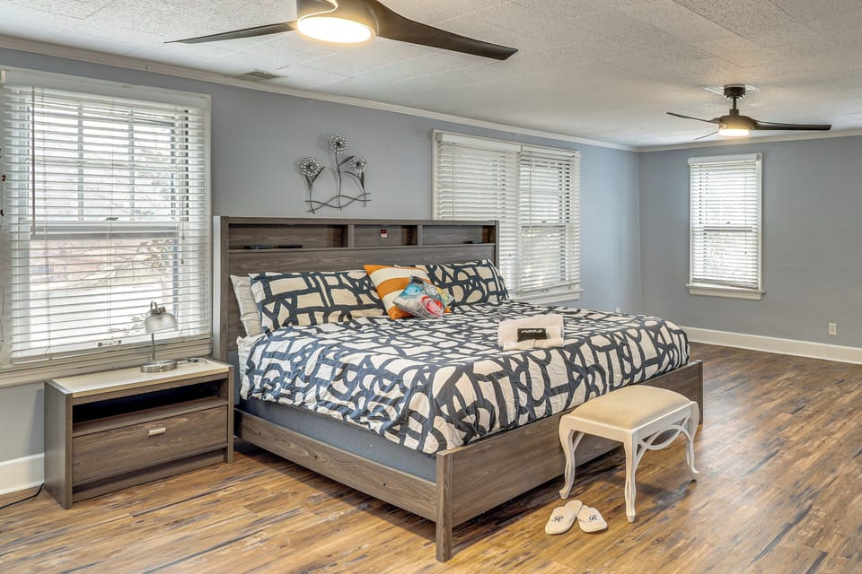 Bedroom 1 | King Bed | 1st Floor