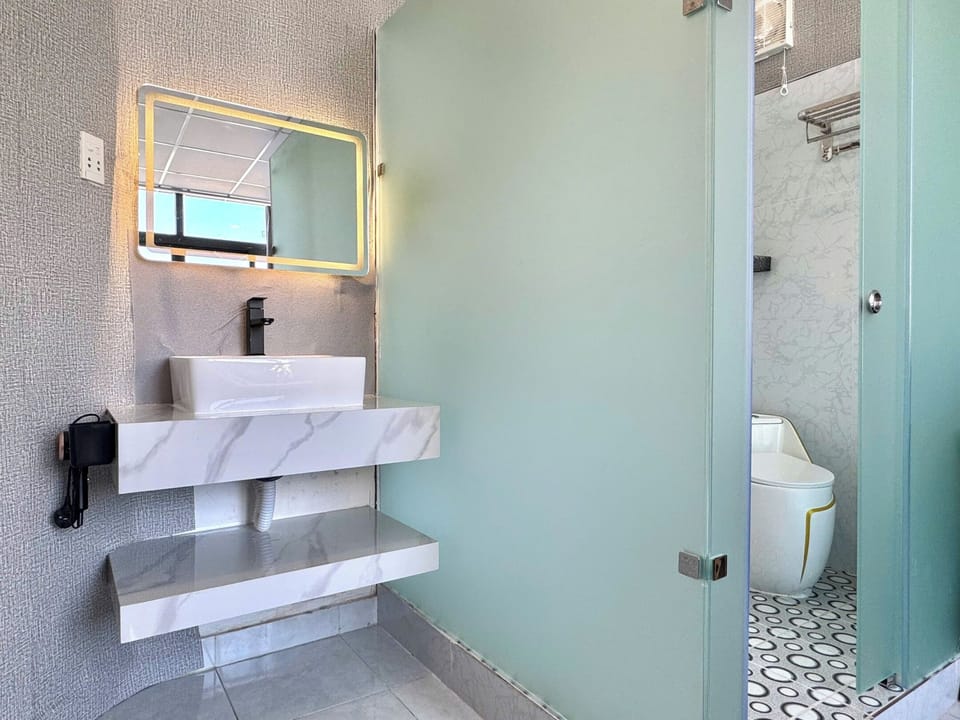 Standard Room, Window | Bathroom | Shower, free toiletries, hair dryer, slippers