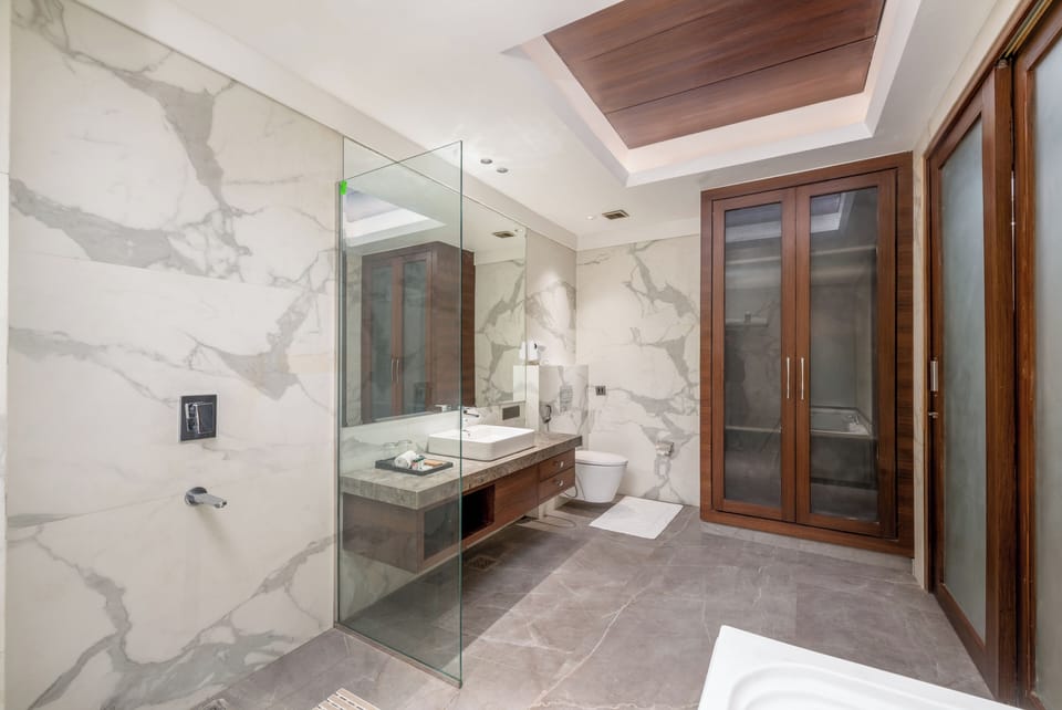 Luxury Room | Bathroom | Slippers, towels, soap, shampoo